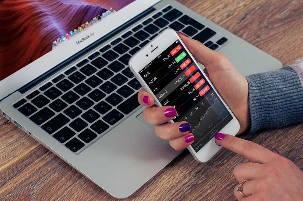 Gambar menunjukkan aplikasi saham di layar smartphone, memudahkan pengelolaan portofolio