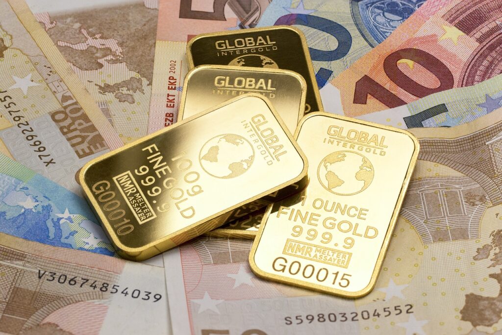 Berbagai bentuk instrumen investasi, termasuk uang dan emas